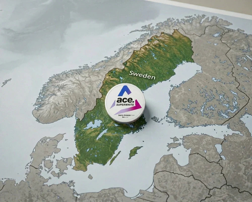 Mappa in rilievo della Scandinavia con una lattina di pouch di nicotina Superwhite ace appoggiata sulla Svezia