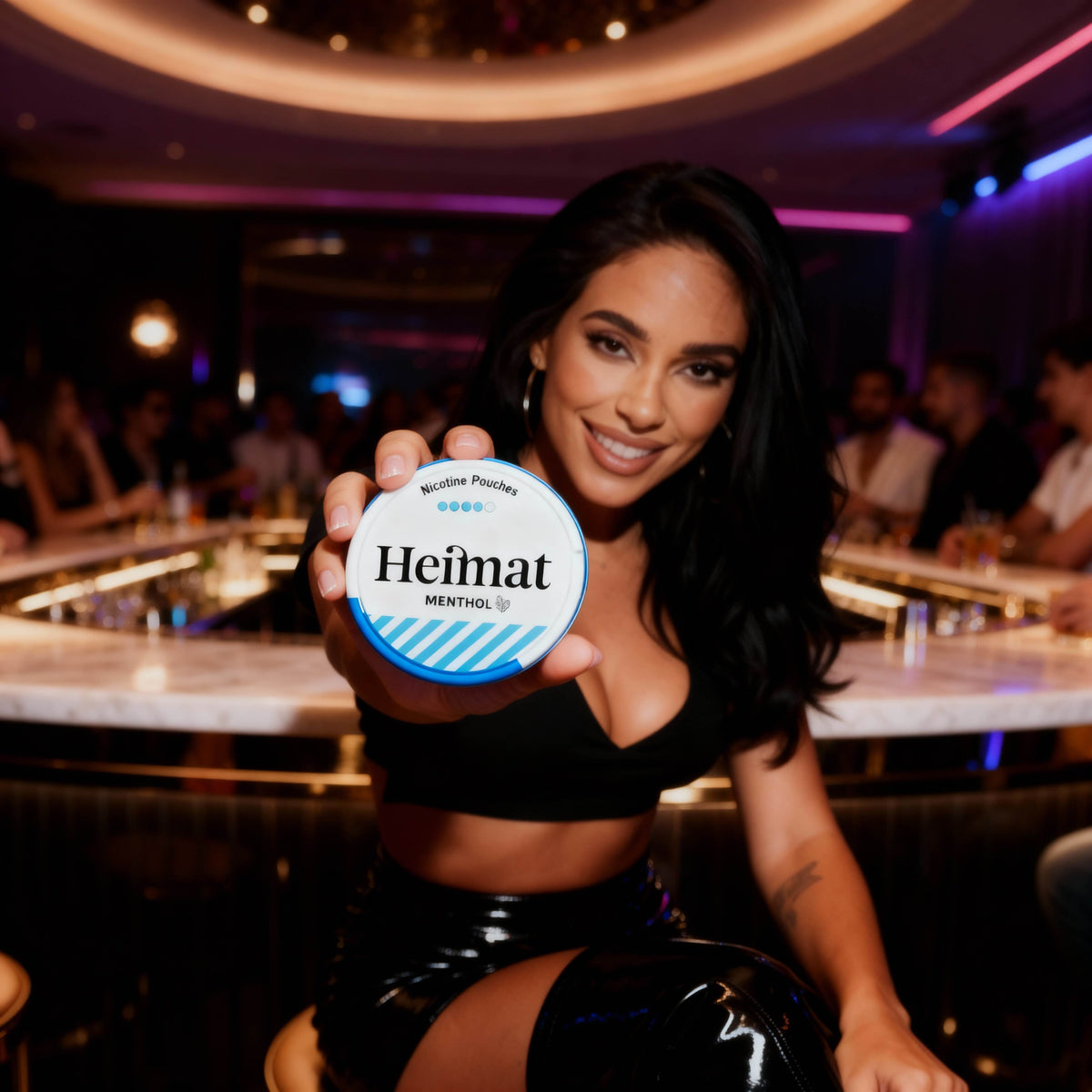 Heimat Menthol Nicotine Pouches Dose in confezione bianca con striscia blu, presentata in un contesto lifestyle